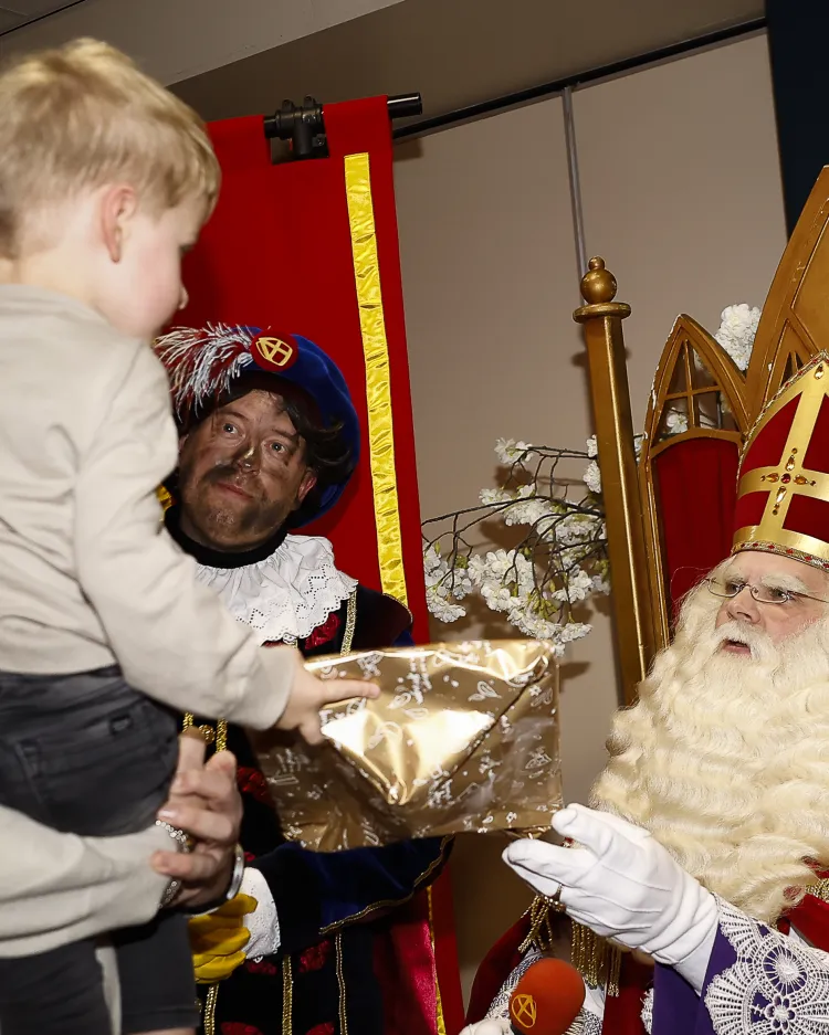 Sinterklaas en zijn Pieten in het Koning Willem II stadion
