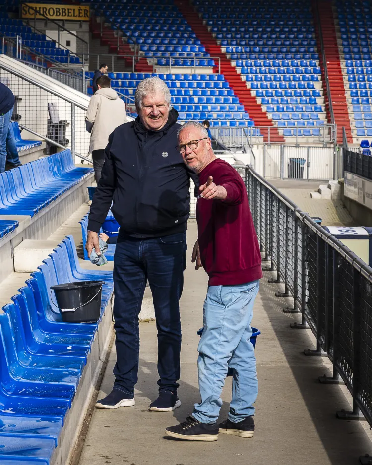 Supporters steken handen uit de mouwen tijdens eerste Cleaning Day