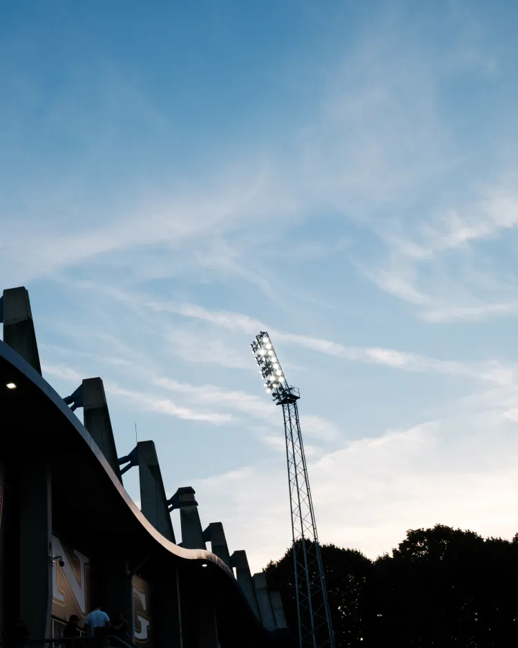Willem II verduurzaamt lichtmasten met nieuwe LED-installatie